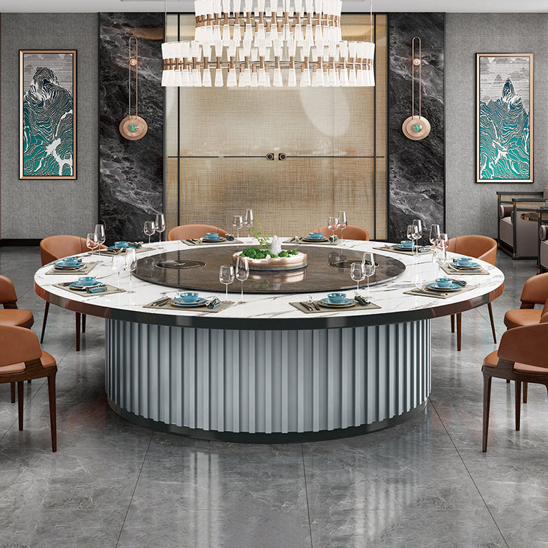 酒店包廂電動餐枱,宴會廳大圓枱,家居電動轉盤餐枱,豪華圓形設計配旋轉轉盤,周圍環繞優雅座椅,置於精緻室內空間,適合高端宴會用餐。Luxury hotel private room electric dining table with rotating turntable, surrounded by elegant chairs in a sophisticated interior, ideal for upscale banquets.electric rotating dining table Hong Kong,luxury sintered stone dining table,