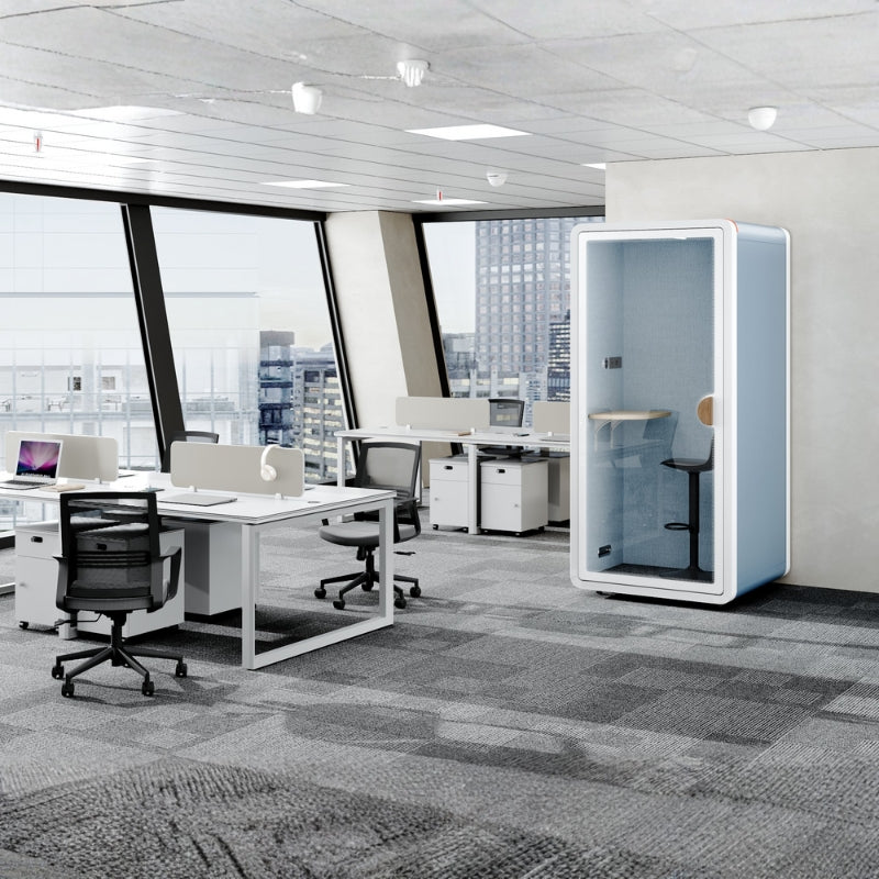 現代辦公室靜音艙,單人電話亭式隔音倉,配備透明鋼化玻璃門、內置LED照明及吸音棉隔音艙,提供私密隔音工作間適合視像會議及專注工作 Modern silent office cubicle, single-person telephone booth-style soundproof cabin, equipped with transparent tempered glass doors, built-in LED lighting and sound-absorbing cotton soundproof cabin, providing a private soundproof workspace suitable for video conferences and focused work.