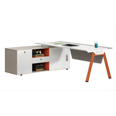 高管型辦公台,溫木色桌面配白色支架,配置側櫃和橙色經理椅,適合專業工作環境 Executive office desk in warm wood tone with white frame, featuring side cabinet and orange executive chair for professional workstations