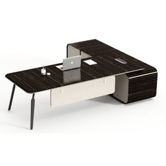 高管型辦公台,溫木色桌面配白色支架,配置側櫃和橙色經理椅,適合專業工作環境 Executive office desk in warm wood tone with white frame, featuring side cabinet and orange executive chair for professional workstations