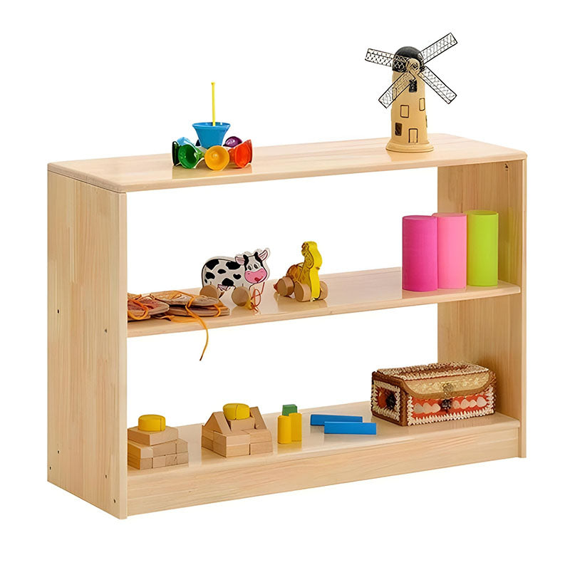 木質收納櫃,中等尺寸雙排設計,原木色櫃體,配備多個開放式層板,放置編織收納盒、書籍和彩色布料,適用於兒童房間和幼兒園教室收納。Medium-sized wooden storage cabinet with dual-section open shelving, natural wood finish featuring woven storage baskets, books and colorful textiles, perfect for children's rooms and classroom storage needs.