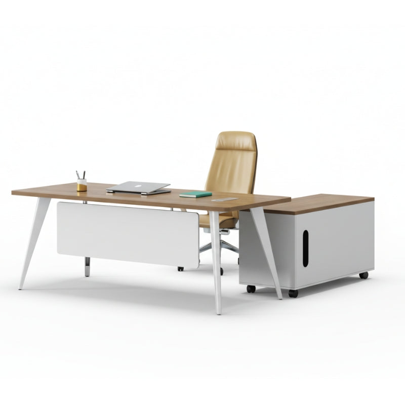 高管型辦公台,溫木色桌面配白色支架,配置側櫃和橙色經理椅,適合專業工作環境 Executive office desk in warm wood tone with white frame, featuring side cabinet and orange executive chair for professional workstations