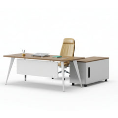 高管型辦公台,溫木色桌面配白色支架,配置側櫃和橙色經理椅,適合專業工作環境 Executive office desk in warm wood tone with white frame, featuring side cabinet and orange executive chair for professional workstations