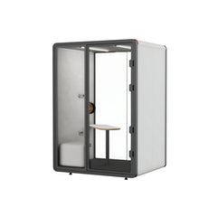 現代辦公室靜音艙,單人電話亭式隔音倉,配備透明鋼化玻璃門、內置LED照明及吸音棉隔音艙,提供私密隔音工作間適合視像會議及專注工作 Modern silent office cubicle, single-person telephone booth-style soundproof cabin, equipped with transparent tempered glass doors, built-in LED lighting and sound-absorbing cotton soundproof cabin, providing a private soundproof workspace suitable for video conferences and focused work.