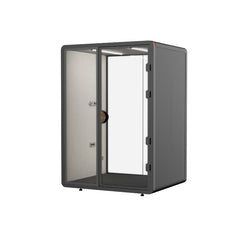 現代辦公室靜音艙,單人電話亭式隔音倉,配備透明鋼化玻璃門、內置LED照明及吸音棉隔音艙,提供私密隔音工作間適合視像會議及專注工作 Modern silent office cubicle, single-person telephone booth-style soundproof cabin, equipped with transparent tempered glass doors, built-in LED lighting and sound-absorbing cotton soundproof cabin, providing a private soundproof workspace suitable for video conferences and focused work.