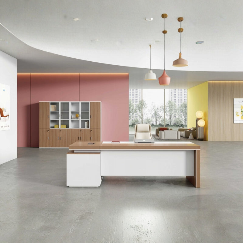 時尚寫字枱配木質面板,融合現代辦公室設計,附儲物架及工作座位,提供人體工學工作環境 Elegant modern office desk with wood panel features and storage shelving, offering ergonomic workspace design for contemporary office environments