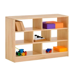 木質收納櫃,中等尺寸雙排設計,原木色櫃體,配備多個開放式層板,放置編織收納盒、書籍和彩色布料,適用於兒童房間和幼兒園教室收納。Medium-sized wooden storage cabinet with dual-section open shelving, natural wood finish featuring woven storage baskets, books and colorful textiles, perfect for children's rooms and classroom storage needs.