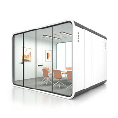 現代靜音辦公艙的多種尺寸展示,包括大型會議艙,和單人電話艙,以渲染圖、線框圖及辦公環境應用呈現,強調隔音與隱私設計。Modern soundproof office pods in various sizes, featuring a large meeting booth,and single-person phone booth, displayed in renders, line drawings, and office settings for acoustic privacy.