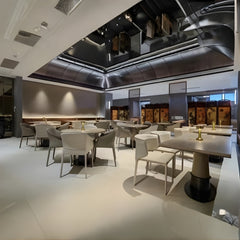 高級簡約餐椅,一體成型椅背設計,簡潔優雅的輪廓線條,適合現代居家和商業空間餐廳佈置 This high-end minimalist dining chair features an integrated backrest design with simple and elegant contour lines, making it suitable for modern home and commercial space restaurant settings.