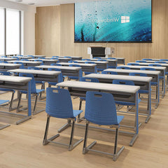 高級鋁合金課桌椅現代教室佈置,多套學生桌椅整齐排列,採用人體工學設計,適合學校培訓課室傢俬。Premium aluminum alloy school desk and chair set displayed in modern classroom layout, ergonomic design for students learning environment.