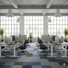 電動升降辦公桌,雙人背靠背設計,白色桌面配黑色隱私隔板與可調高度柱腳,適合開放式辦公環境 Dual back-to-back electric height adjustable standing desk with white tabletop, black privacy divider, and adjustable legs for shared office spaces