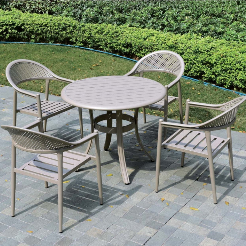 全鋁圓桌配四張鋁椅,設計簡約,適合戶外咖啡廳、平台。Outdoor round aluminium table and chairs set, ideal for Hong Kong patio and café.