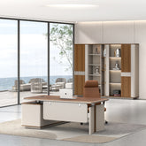 現代電動升降行政大班台,實木桌面搭配米白色支架,高檔辦公空間設計,配套書櫃展示架,可變換坐立工作姿勢,提升辦公效率 Modern electric height-adjustable executive desk with wooden top and cream-white frame, premium office space design with matching bookshelf, sit-stand working solution for improved productivity