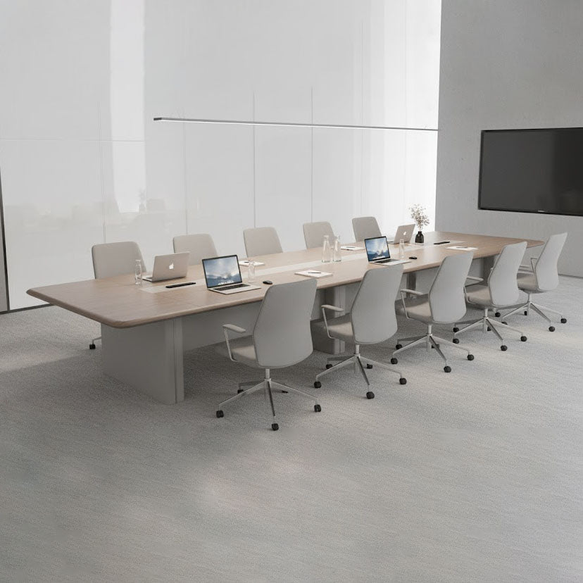 現代簡約大型會議室配木紋長枱及十張白色辦公椅,明亮採光空間適合企業高層會議與商務洽談Modern minimalist large conference room with wood-grain table and ten white office chairs in bright naturally-lit space for executive meetings