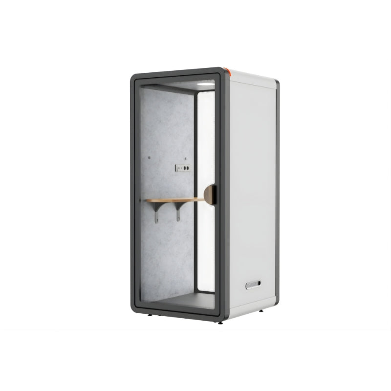 現代辦公室靜音艙,單人電話亭式隔音倉,配備透明鋼化玻璃門、內置LED照明及吸音棉隔音艙,提供私密隔音工作間適合視像會議及專注工作 Modern silent office cubicle, single-person telephone booth-style soundproof cabin, equipped with transparent tempered glass doors, built-in LED lighting and sound-absorbing cotton soundproof cabin, providing a private soundproof workspace suitable for video conferences and focused work.