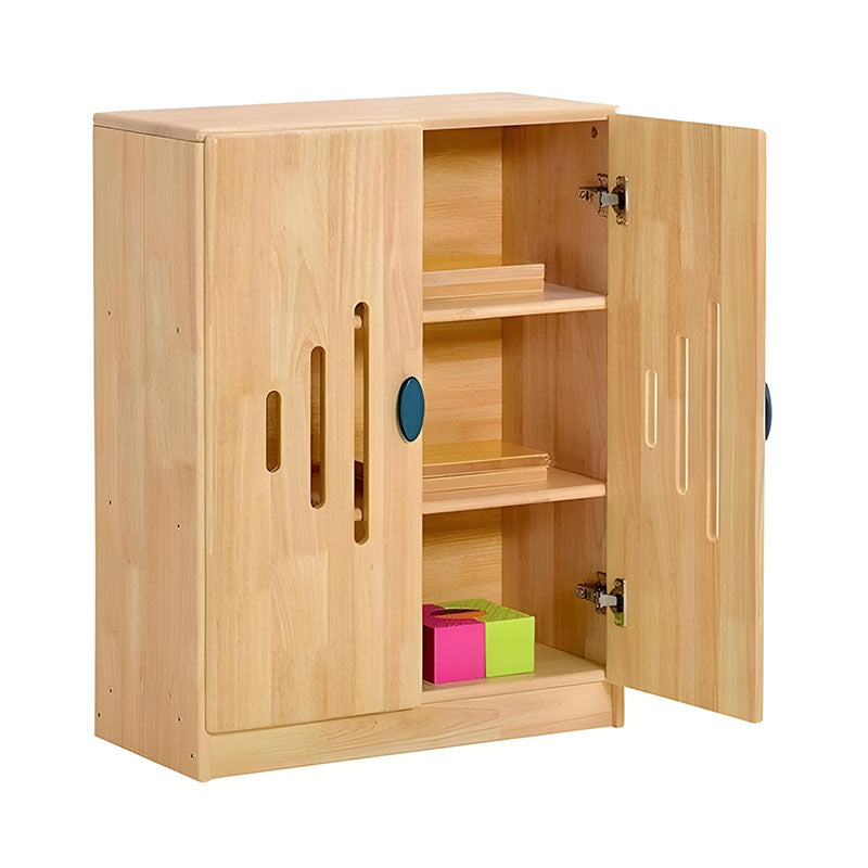 實木玻璃門儲物櫃,雙開門設計,內部多層展示架,採用天然木質材料,適合幼兒園和家庭收納。Natural wood glass-door storage cabinet with dual opening doors and multi-tier display shelves, safe eco-friendly material for playrooms and daycares.