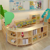 木質收納櫃,中等尺寸雙排設計,原木色櫃體,配備多個開放式層板,放置編織收納盒、書籍和彩色布料,適用於兒童房間和幼兒園教室收納。Medium-sized wooden storage cabinet with dual-section open shelving, natural wood finish featuring woven storage baskets, books and colorful textiles, perfect for children's rooms and classroom storage needs.