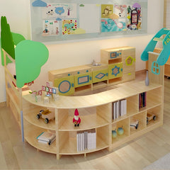 木質收納櫃,中等尺寸雙排設計,原木色櫃體,配備多個開放式層板,放置編織收納盒、書籍和彩色布料,適用於兒童房間和幼兒園教室收納。Medium-sized wooden storage cabinet with dual-section open shelving, natural wood finish featuring woven storage baskets, books and colorful textiles, perfect for children's rooms and classroom storage needs.