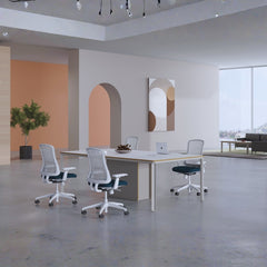 簡約會議空間展示白框木面會議桌配藍色座墊人體工學椅、筆電及裝飾植栽,城市景觀窗增添開闊感Minimalist conference space featuring white-frame wood-top table with blue-seat ergonomic chairs, laptop and decorative plants, city view windows