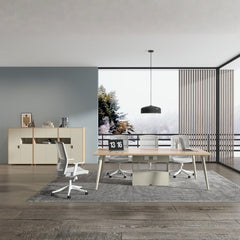 現代辦公會議室配原木色會議桌、白色人體工學椅及收納櫃,落地窗外雪景提升空間明亮度與舒適感Contemporary conference room featuring wood-grain table with integrated power outlets, mesh-back seating and wooden slatted privacy screen