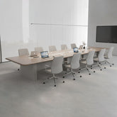 現代簡約大型會議室配木紋長枱及十張白色辦公椅,明亮採光空間適合企業高層會議與商務洽談Modern minimalist large conference room with wood-grain table and ten white office chairs in bright naturally-lit space for executive meetings