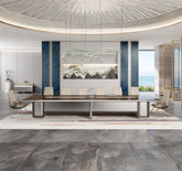 高級會議桌細部:條狀胡桃木貼皮桌面中央配置電源模組,適合商務洽談與辦公使用Premium conference table detail: striped walnut veneer surface with central power module for business meetings and office use