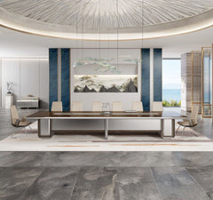 高級會議桌細部:條狀胡桃木貼皮桌面中央配置電源模組,適合商務洽談與辦公使用Premium conference table detail: striped walnut veneer surface with central power module for business meetings and office use