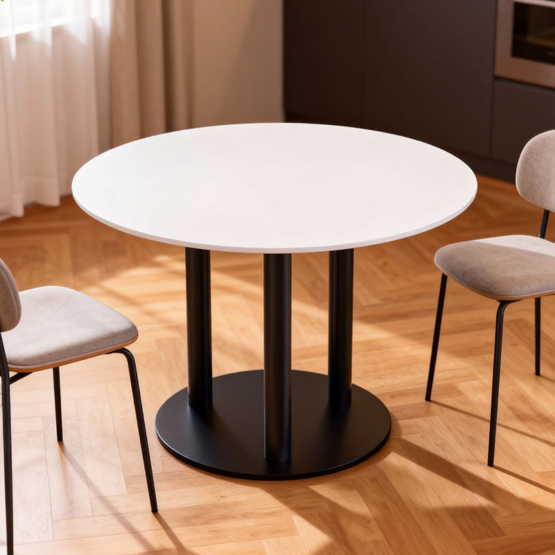 時尚圓形大理石小圓桌搭配兩張皮革餐椅,白色桌面、金色/黑色底座,適合咖啡廳與現代居家使用。Modern round marble bistro table with white top and gold/black pedestal base, paired with two leather dining chairs.
