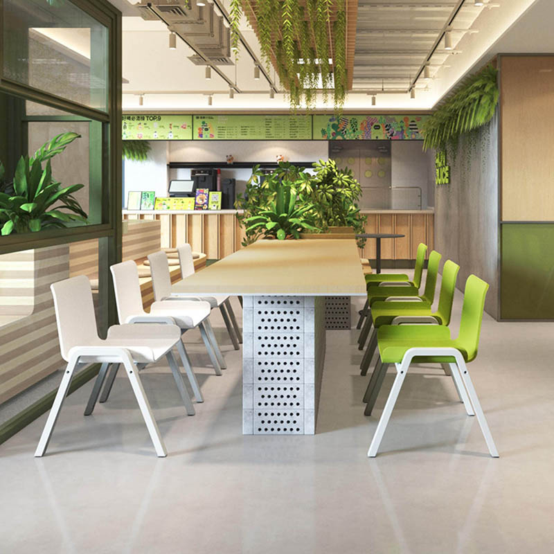 PP椅、聚丙烯椅、時尚餐椅、塑膠椅、北歐簡約、可堆疊、木質椅腿、PP聚丙烯材質、一體成型、輕量化設計、防水易清潔PP chair、polypropylene chair、modern dining chair、plastic chair、Scandinavian、stackable、wood legs,Fashionable PP chairs in assorted colors with wooden legs, showcased in modern environments including bars, cafes, offices, and kitchens, offering versatile and stylish seating options.