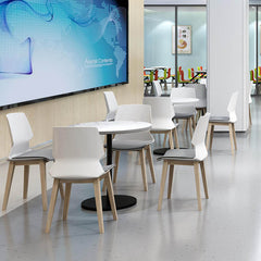 PP椅、聚丙烯椅、時尚餐椅、塑膠椅、北歐簡約、可堆疊、木質椅腿、PP聚丙烯材質、一體成型、輕量化設計、防水易清潔PP chair、polypropylene chair、modern dining chair、plastic chair、Scandinavian、stackable、wood legs,Fashionable PP chairs in assorted colors with wooden legs, showcased in modern environments including bars, cafes, offices, and kitchens, offering versatile and stylish seating options.