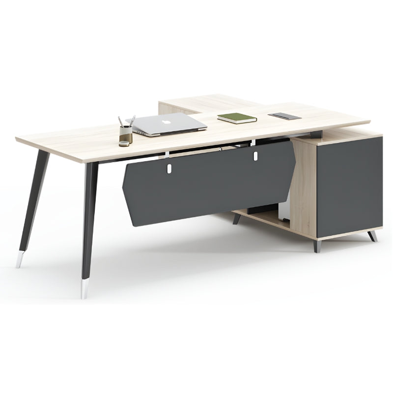 高管型辦公台,溫木色桌面配白色支架,配置側櫃和橙色經理椅,適合專業工作環境 Executive office desk in warm wood tone with white frame, featuring side cabinet and orange executive chair for professional workstations