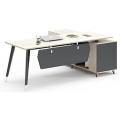 高管型辦公台,溫木色桌面配白色支架,配置側櫃和橙色經理椅,適合專業工作環境 Executive office desk in warm wood tone with white frame, featuring side cabinet and orange executive chair for professional workstations