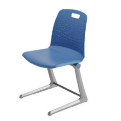 高級鋁合金課桌椅現代教室佈置,多套學生桌椅整齐排列,採用人體工學設計,適合學校培訓課室傢俬。Premium aluminum alloy school desk and chair set displayed in modern classroom layout, ergonomic design for students learning environment.