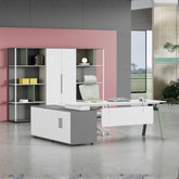 高管型辦公台,溫木色桌面配白色支架,配置側櫃和橙色經理椅,適合專業工作環境 Executive office desk in warm wood tone with white frame, featuring side cabinet and orange executive chair for professional workstations