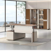 現代電動升降行政大班台,實木桌面搭配米白色支架,高檔辦公空間設計,配套書櫃展示架,可變換坐立工作姿勢,提升辦公效率 Modern electric height-adjustable executive desk with wooden top and cream-white frame, premium office space design with matching bookshelf, sit-stand working solution for improved productivity