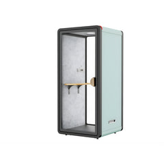 現代辦公室靜音艙,單人電話亭式隔音倉,配備透明鋼化玻璃門、內置LED照明及吸音棉隔音艙,提供私密隔音工作間適合視像會議及專注工作 Modern silent office cubicle, single-person telephone booth-style soundproof cabin, equipped with transparent tempered glass doors, built-in LED lighting and sound-absorbing cotton soundproof cabin, providing a private soundproof workspace suitable for video conferences and focused work.