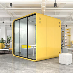 現代靜音辦公艙的多種尺寸展示,包括大型會議艙,和單人電話艙,以渲染圖、線框圖及辦公環境應用呈現,強調隔音與隱私設計。Modern soundproof office pods in various sizes, featuring a large meeting booth,and single-person phone booth, displayed in renders, line drawings, and office settings for acoustic privacy.