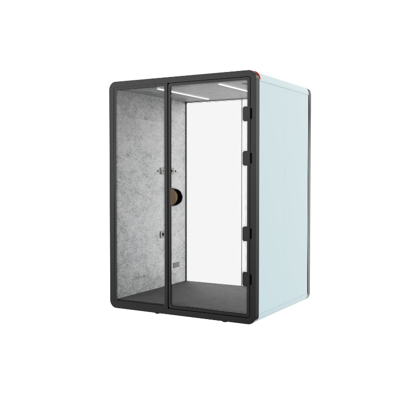 現代辦公室靜音艙,單人電話亭式隔音倉,配備透明鋼化玻璃門、內置LED照明及吸音棉隔音艙,提供私密隔音工作間適合視像會議及專注工作 Modern silent office cubicle, single-person telephone booth-style soundproof cabin, equipped with transparent tempered glass doors, built-in LED lighting and sound-absorbing cotton soundproof cabin, providing a private soundproof workspace suitable for video conferences and focused work.