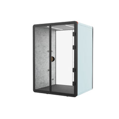 現代辦公室靜音艙,單人電話亭式隔音倉,配備透明鋼化玻璃門、內置LED照明及吸音棉隔音艙,提供私密隔音工作間適合視像會議及專注工作 Modern silent office cubicle, single-person telephone booth-style soundproof cabin, equipped with transparent tempered glass doors, built-in LED lighting and sound-absorbing cotton soundproof cabin, providing a private soundproof workspace suitable for video conferences and focused work.