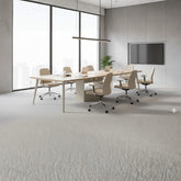 現代辦公會議室配原木色會議桌、白色人體工學椅及收納櫃,落地窗外雪景提升空間明亮度與舒適感Contemporary conference room featuring wood-grain table with integrated power outlets, mesh-back seating and wooden slatted privacy screen