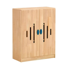 實木玻璃門儲物櫃,雙開門設計,內部多層展示架,採用天然木質材料,適合幼兒園和家庭收納。Natural wood glass-door storage cabinet with dual opening doors and multi-tier display shelves, safe eco-friendly material for playrooms and daycares.