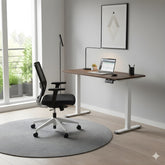 電動升降辦公桌,雙人背靠背設計,白色桌面配黑色隱私隔板與可調高度柱腳,適合開放式辦公環境 Dual back-to-back electric height adjustable standing desk with white tabletop, black privacy divider, and adjustable legs for shared office spaces