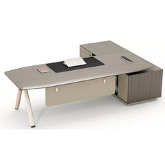 高管型辦公台,溫木色桌面配白色支架,配置側櫃和橙色經理椅,適合專業工作環境 Executive office desk in warm wood tone with white frame, featuring side cabinet and orange executive chair for professional workstations