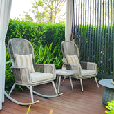 北歐風戶外休閒搖椅,米色編織座椅搭配綠色條紋靠墊,木質搖板底座,簡約設計適合陽台花園。 | Nordic outdoor rocking chair with beige woven seat, green striped cushions, wooden rocker base, minimalist design perfect for patio relaxation.