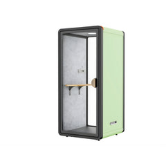 現代辦公室靜音艙,單人電話亭式隔音倉,配備透明鋼化玻璃門、內置LED照明及吸音棉隔音艙,提供私密隔音工作間適合視像會議及專注工作 Modern silent office cubicle, single-person telephone booth-style soundproof cabin, equipped with transparent tempered glass doors, built-in LED lighting and sound-absorbing cotton soundproof cabin, providing a private soundproof workspace suitable for video conferences and focused work.