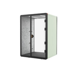 現代辦公室靜音艙,單人電話亭式隔音倉,配備透明鋼化玻璃門、內置LED照明及吸音棉隔音艙,提供私密隔音工作間適合視像會議及專注工作 Modern silent office cubicle, single-person telephone booth-style soundproof cabin, equipped with transparent tempered glass doors, built-in LED lighting and sound-absorbing cotton soundproof cabin, providing a private soundproof workspace suitable for video conferences and focused work.