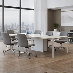 簡約會議空間展示白框木面會議桌配藍色座墊人體工學椅、筆電及裝飾植栽,城市景觀窗增添開闊感Minimalist conference space featuring white-frame wood-top table with blue-seat ergonomic chairs, laptop and decorative plants, city view windows