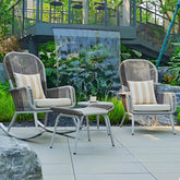 北歐風戶外休閒搖椅,米色編織座椅搭配綠色條紋靠墊,木質搖板底座,簡約設計適合陽台花園。 | Nordic outdoor rocking chair with beige woven seat, green striped cushions, wooden rocker base, minimalist design perfect for patio relaxation.