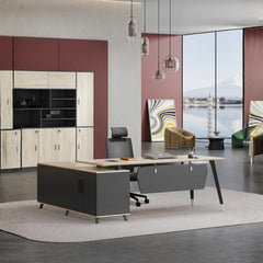 高管型辦公台,溫木色桌面配白色支架,配置側櫃和橙色經理椅,適合專業工作環境 Executive office desk in warm wood tone with white frame, featuring side cabinet and orange executive chair for professional workstations