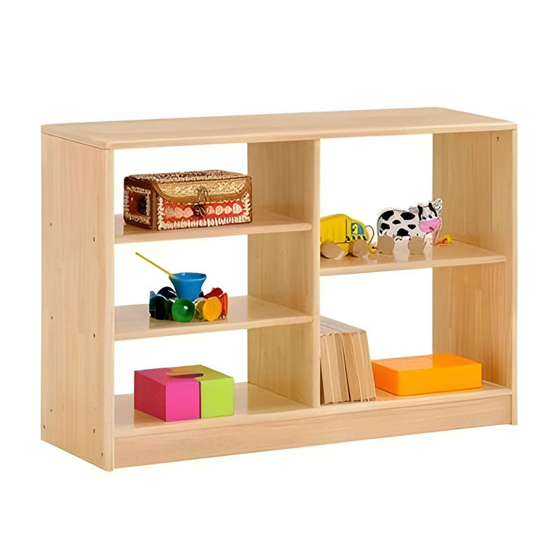 木質收納櫃,中等尺寸雙排設計,原木色櫃體,配備多個開放式層板,放置編織收納盒、書籍和彩色布料,適用於兒童房間和幼兒園教室收納。Medium-sized wooden storage cabinet with dual-section open shelving, natural wood finish featuring woven storage baskets, books and colorful textiles, perfect for children's rooms and classroom storage needs.